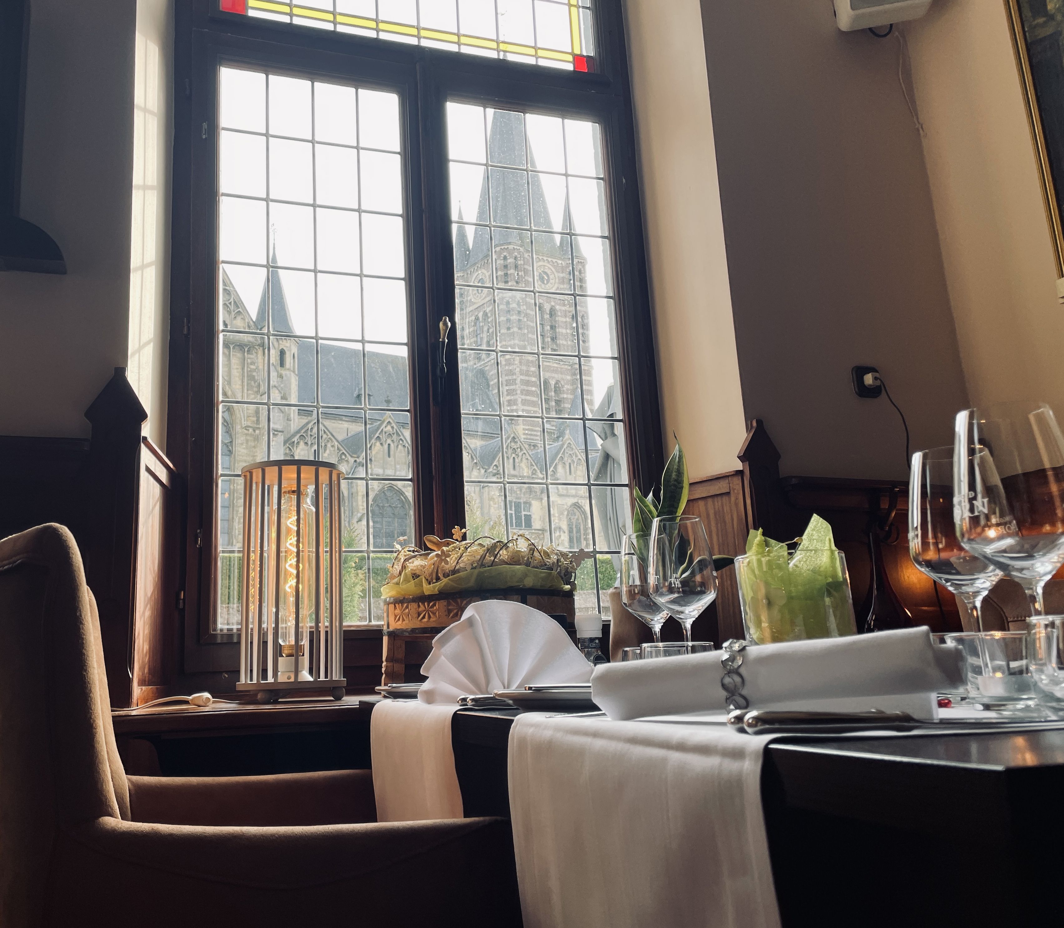 restaurant De Hoeskamer Hotel Crasborn tafel bij het raam.jpg